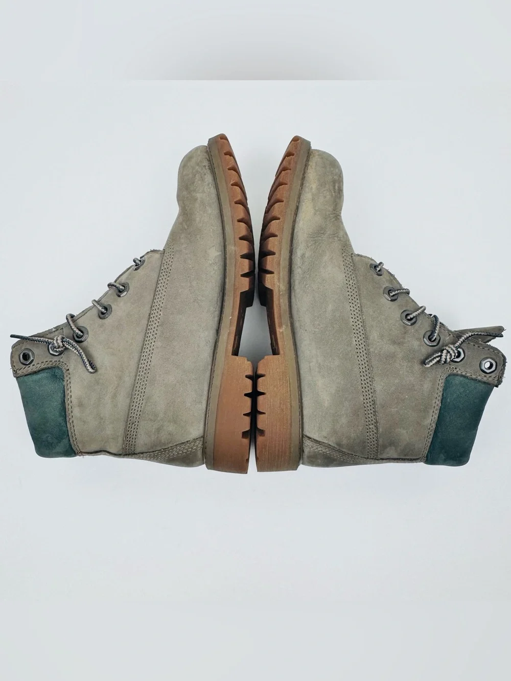 Timberland Kid's Waterproof Boots. Non marking sole. Lace-up design. Size 4.5.